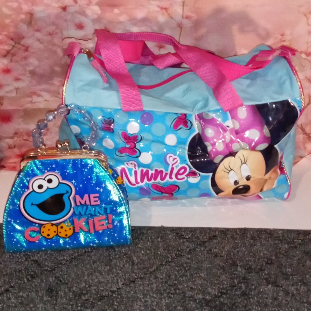 BEAUTIFUL COLORFUL GIRLS DISNEY ACCESSORIES DUFFLE BAG AND PURSE LOT OF 2
